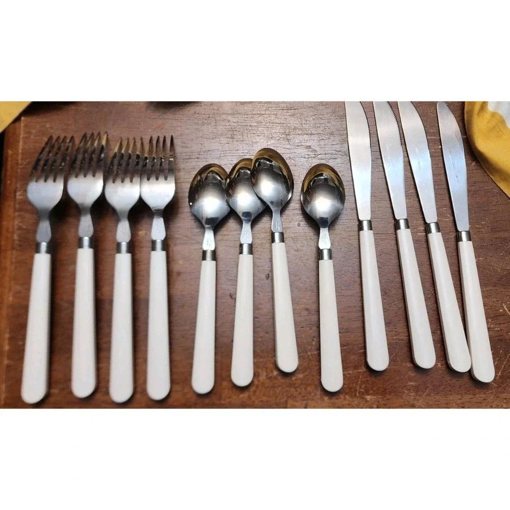 12 Salem Christmas Eve Flatwear Stainless White Plastic Lot Of 12 Set Silverwar